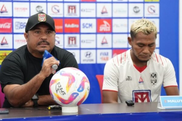 Berikut adalah beberapa alternatif judul untuk "Pemain Malut United tak dilarang ikuti tarkam selama libur":

1. "Pemain Malut United Dapat Berpartisipasi di Tarkam Selama Libur"
2. "Liburan Santai: Pemain Malut United Diizinkan Ikuti Tarkam"
3. "Pemain Malut United Bebas Ikut Tarkam di Masa Libur"
4. "Izin untuk Tarkam: Pemain Malut United Nikmati Kebebasan Libur"
5. "Libur Tanpa Batas: Pemain Malut United Diberi Lampu Hijau untuk Tarkam"

Semoga alternatif judul ini membantu!