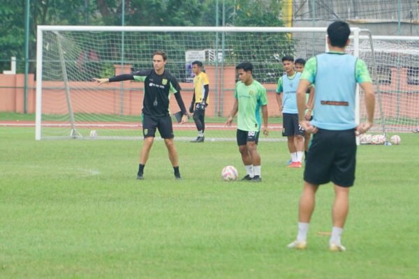 Munster Siapkan Calon Pengganti Slavko untuk Derbi Melawan Arema FC