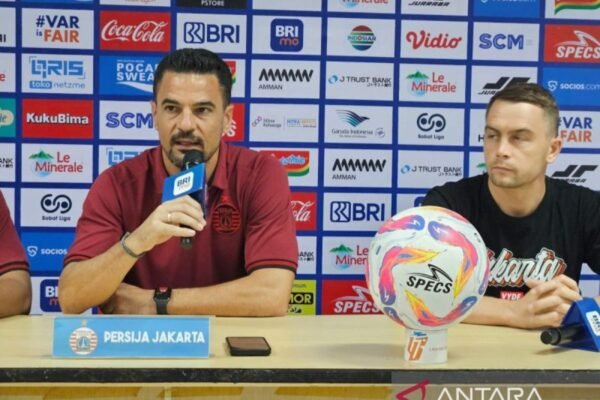 Berikut beberapa alternatif judul untuk berita tentang pertandingan antara Persija Jakarta dan Semen Padang di mana Doni Tri dapat dimainkan:

1. "Doni Tri Siap Tampil Saat Persija Jakarta Menjamu Semen Padang"
2. "Persija Jakarta vs Semen Padang: Doni Tri Masuk Line-Up"
3. "Doni Tri Akan Dikerahkan dalam Laga Persija Jakarta Melawan Semen Padang"
4. "Kesiapan Doni Tri Menambah Daya Tahan Persija Jakarta di Pertandingan Melawan Semen Padang"
5. "Persija Jakarta Kembali Perkuat Tim dengan Kembalinya Doni Tri Saat Hadapi Semen Padang"

Silakan pilih atau modifikasi sesuai kebutuhan!