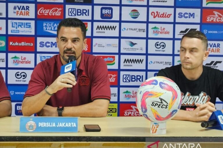 Berikut beberapa alternatif judul untuk berita tentang pertandingan antara Persija Jakarta dan Semen Padang di mana Doni Tri dapat dimainkan:

1. "Doni Tri Siap Tampil Saat Persija Jakarta Menjamu Semen Padang"
2. "Persija Jakarta vs Semen Padang: Doni Tri Masuk Line-Up"
3. "Doni Tri Akan Dikerahkan dalam Laga Persija Jakarta Melawan Semen Padang"
4. "Kesiapan Doni Tri Menambah Daya Tahan Persija Jakarta di Pertandingan Melawan Semen Padang"
5. "Persija Jakarta Kembali Perkuat Tim dengan Kembalinya Doni Tri Saat Hadapi Semen Padang"

Silakan pilih atau modifikasi sesuai kebutuhan!
