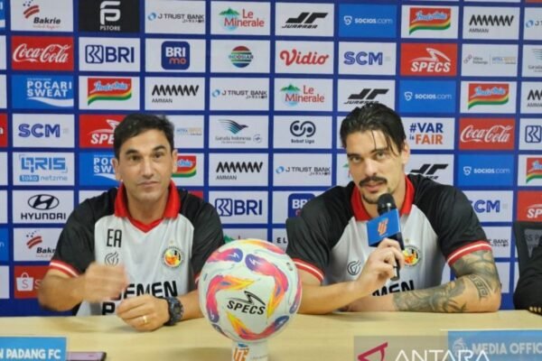 Pelatih Carlos Almeida Tak Memberi Beban Berlebih kepada Pemain Semen Padang