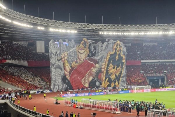 Here are some alternative titles for "Koreografi Berhias Tifo Pendekar Wayang Warnai Laga Indonesia vs China":

1. "Tari Tifo: Perpaduan Wayang dan Pertarungan Indonesia vs China"
2. "Kreativitas Tifo: Seni Wayang Menghias Pertandingan Indonesia vs China"
3. "Harmoni Seni dan Olahraga: Tifo Pendekar Dalam Laga Indonesia vs China"
4. "Wayang dan Tifo: Menghidupkan Suasana Pertandingan Indonesia vs China"
5. "Seni Berkarya: Tifo Pendekar Memperindah Duel Indonesia vs China"
6. "Koreografi Tifo: Mewarnai Aksi Pertandingan Indonesia vs China"
7. "Ritme Wayang: Tifo Memperkuat Laga Mendebarkan Indonesia vs China"
8. "Pertarungan Seni: Tifo Pendekar dan Laga Asia Indonesia vs China"

Feel free to mix and match or modify these suggestions!