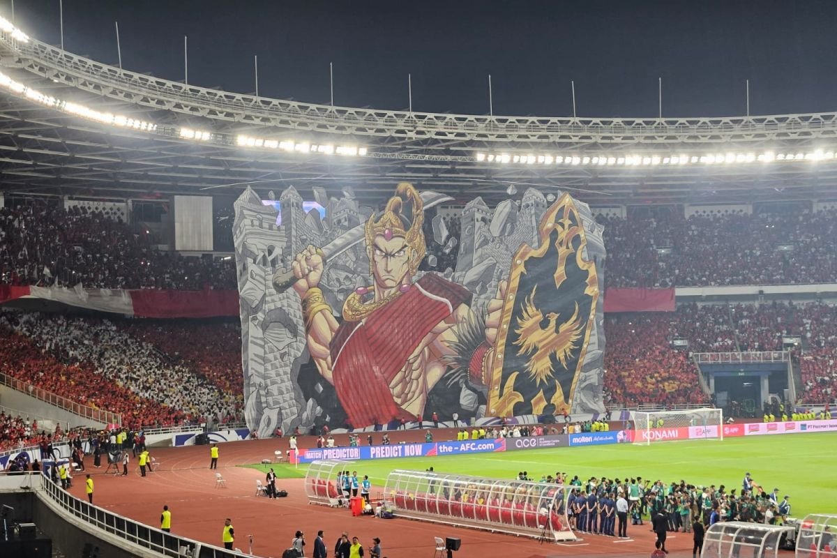 Here are some alternative titles for "Koreografi Berhias Tifo Pendekar Wayang Warnai Laga Indonesia vs China":

1. "Tari Tifo: Perpaduan Wayang dan Pertarungan Indonesia vs China"
2. "Kreativitas Tifo: Seni Wayang Menghias Pertandingan Indonesia vs China"
3. "Harmoni Seni dan Olahraga: Tifo Pendekar Dalam Laga Indonesia vs China"
4. "Wayang dan Tifo: Menghidupkan Suasana Pertandingan Indonesia vs China"
5. "Seni Berkarya: Tifo Pendekar Memperindah Duel Indonesia vs China"
6. "Koreografi Tifo: Mewarnai Aksi Pertandingan Indonesia vs China"
7. "Ritme Wayang: Tifo Memperkuat Laga Mendebarkan Indonesia vs China"
8. "Pertarungan Seni: Tifo Pendekar dan Laga Asia Indonesia vs China"

Feel free to mix and match or modify these suggestions!