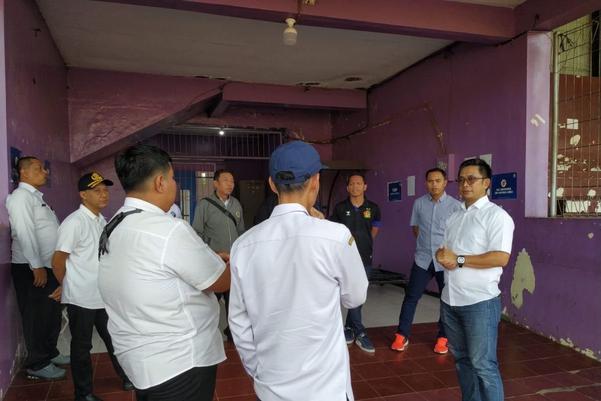 Berikut adalah beberapa alternatif judul untuk "Persik Gunakan Stadion Brawijaya di Kompetisi Liga 1 2025/2026":

1. "Persik Menyegel Stadion Brawijaya Sebagai Home Ground di Liga 1 2025/2026"
2. "Stadion Brawijaya Resmi Jadi Markas Persik di Liga 1 2025/2026"
3. "Persik Pilih Stadion Brawijaya untuk Liga 1 Musim 2025/2026"
4. "Kembalinya Persik ke Stadion Brawijaya di Liga 1 2025/2026"
5. "Persik Siap Tempur di Stadion Brawijaya di Liga 1 2025/2026"

Semoga salah satu alternatif ini sesuai dengan kebutuhan Anda!