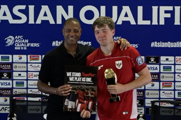 Here are some alternate title suggestions for "Gol penalti Ole bawa Timnas Indonesia tumbangkan China - ANTARA News":

1. "Kemenangan Timnas Indonesia: Gol Penalti Ole Singkirkan China"
2. "Ole Sukses Dapat Penalti, Timnas Indonesia kalahkan China"
3. "Penalti Ole Bawa Indonesia Unggul di Hadapan China"
4. "Timnas Indonesia Genggam Kemenangan dengan Penalti Ole atas China"
5. "Gol Penalti Ole: Kunci Keberhasilan Timnas Indonesia Melawan China"
6. "Timnas Indonesia Menang Berkat Penalti Ole Melawan China"
7. "Ole Torehkan Penalti, Timnas Indonesia Tumbangkan Cina"
8. "Keberanian Ole di Penalti Membawa Menang Timnas Indonesia atas China"

Feel free to mix and match elements from these suggestions!
