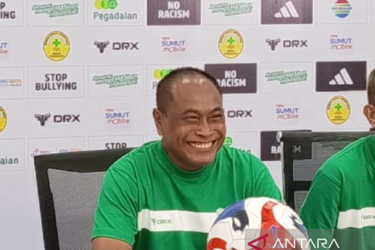 Berikut beberapa alternatif judul untuk "PSMS Benahi Lini Pertahanan Agar Lebih Solid":

1. "Perkuat Lini Pertahanan PSMS untuk Pertandingan yang Lebih Handal"
2. "PSMS Fokus Memperkokoh Sektor Pertahanan demi Hasil Maksimal"
3. "Revitalisasi Lini Pertahanan PSMS: Menuju Tim yang Lebih Kuat"
4. "Strategi PSMS: Membangun Pertahanan Solid untuk Kesuksesan Tim"
5. "Aksi PSMS: Memperbaiki Lini Pertahanan Agar Lebih Tangguh"
6. "Soliditas Pertahanan PSMS: Kunci untuk Meraih Kemenangan"
7. "PSMS Tingkatkan Kekuatan Lini Pertahanan Demi Performa Optimal"

Silakan pilih yang paling sesuai dengan konteks yang diinginkan!